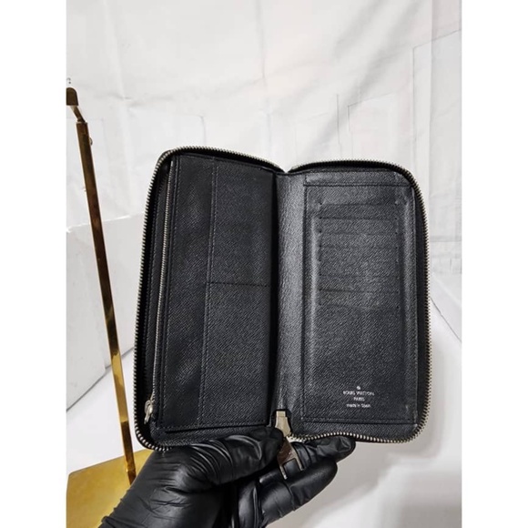 Authentic LOUIS VUITTON Taiga Leather Zippey Wallet Black - Picture 11 of 13